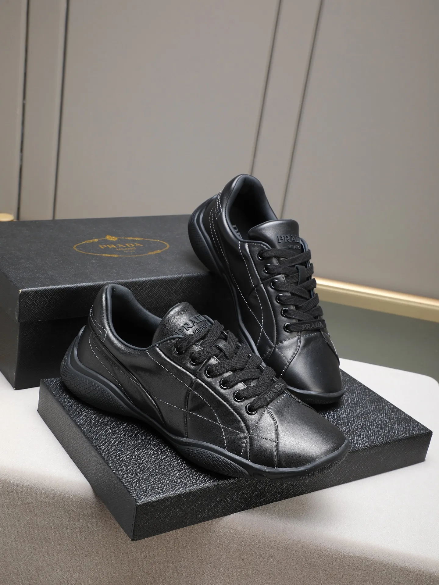Men's Men's Shoes 💰700 Prada/Prada 1:1 men's casual shoes combine comfort with sophisticated and innovative design. The latest model features a sporty silhouette with visible topstitching that echoes the dynamic lines of the original. Inspired by driving shoes, this sneaker uses a soft and even cow upper, with a light and flexible rubber sole with a concave and convex pattern pattern, giving the sneaker a light appearance and smoothness. The upper is equipped with sports-style stitching, the tongue and laces are injection molded with Epoxy logo, sheep lining and cow foot pads, TPU ultra-light outsole, the upper foot is soft and comfortable, light and breathable! Code:38-39-40-41-42-43-44 (45 customized)